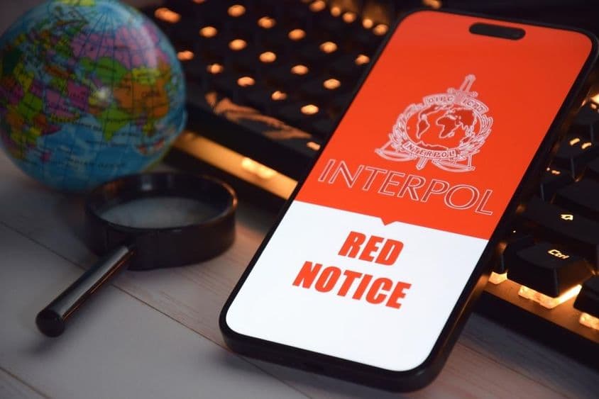 Tela de smartphone exibindo o logotipo da Interpol.
