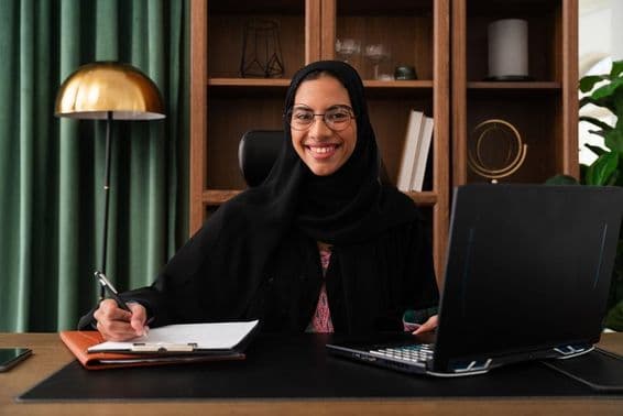 Empresária em Dubai usando abaya em um escritório.