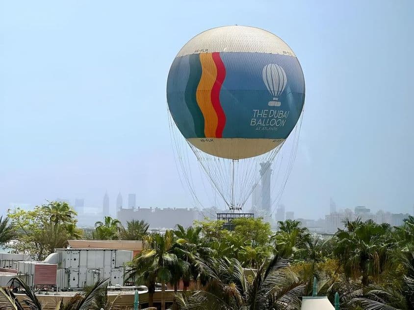 Vista linda de um balão de ar quente no Atlantis Hotel Palm.
