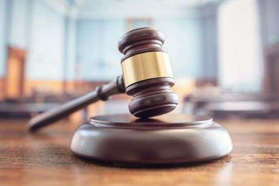 Martelo do juiz sobre a bancada.