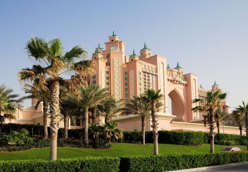 Os hotéis de Dubai são excelentes exemplos da arquitetura árabe moderna.