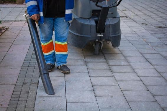 Faxineiro na área central da cidade.