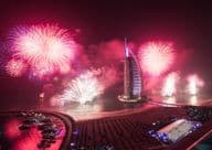 Fogos de artifício no Burj al Arab na véspera de Ano Novo.