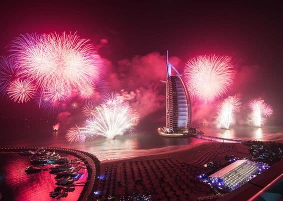 Fogos de artifício no Burj al Arab na véspera de Ano Novo.