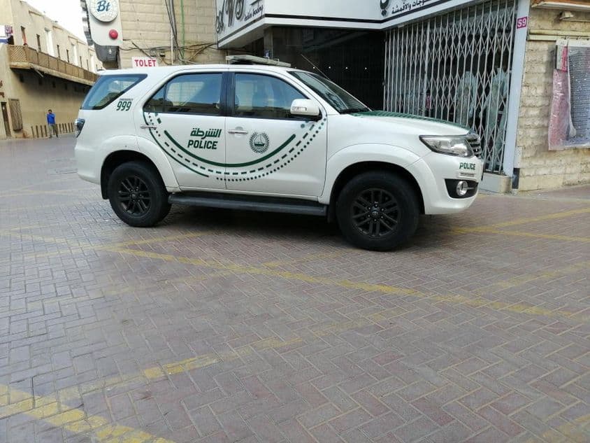 Carro de polícia de Dubai em uma rua em Bur Dubai.