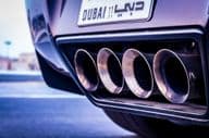 Canos de escapamento de um carro esportivo em Dubai.