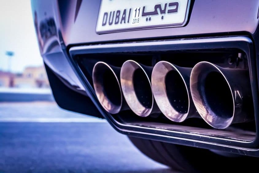 Canos de escapamento de um carro esportivo em Dubai.