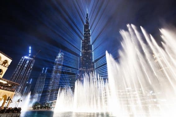 Show de fonte iluminado no Burj Khalifa em Dubai.