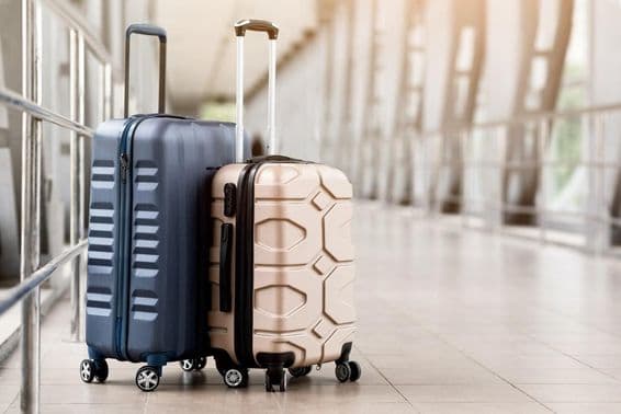 Mala de bagagens aguardando no hall do terminal.