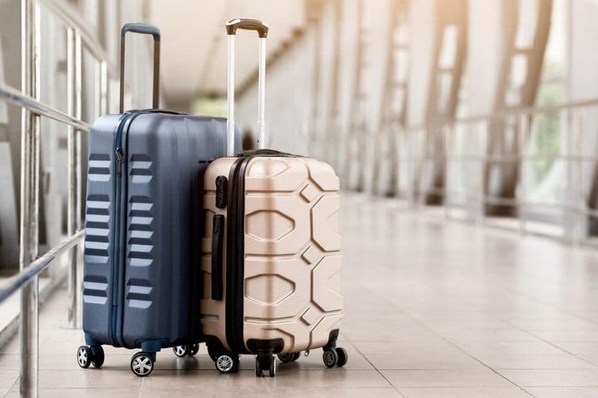 Mala de bagagens aguardando no hall do terminal.