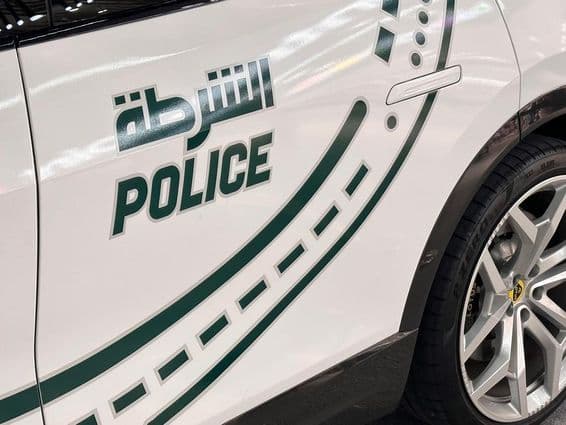 Carro da polícia de Dubai estacionado na rua.