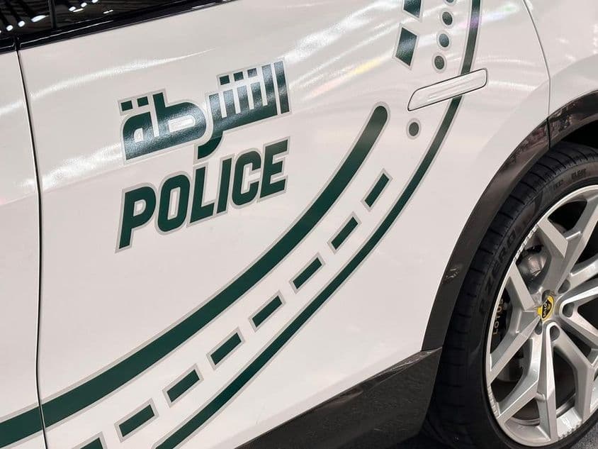 Carro da polícia de Dubai estacionado na rua.