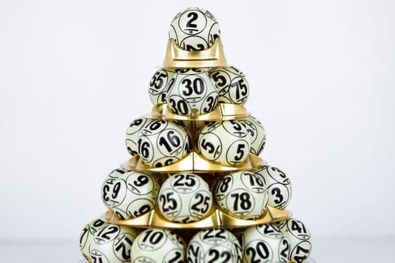 Bolas de loteria empilhadas em formato de pirâmide.