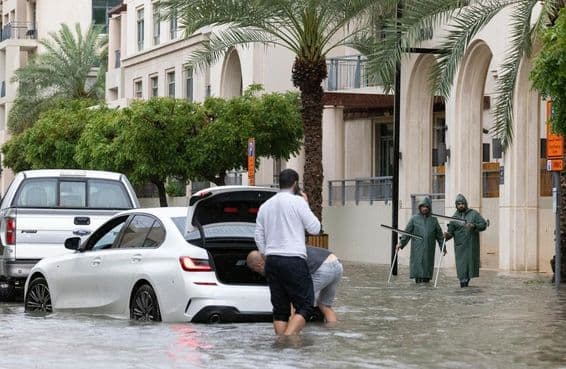 Enchente em Dubai durante chuva intensa.