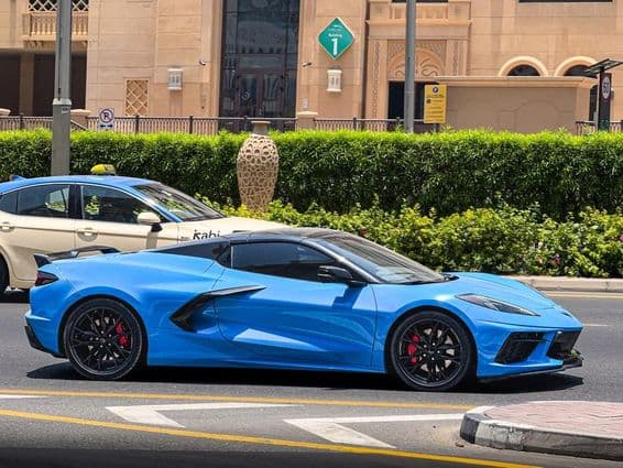 Chevrolet Corvette C8 azul.