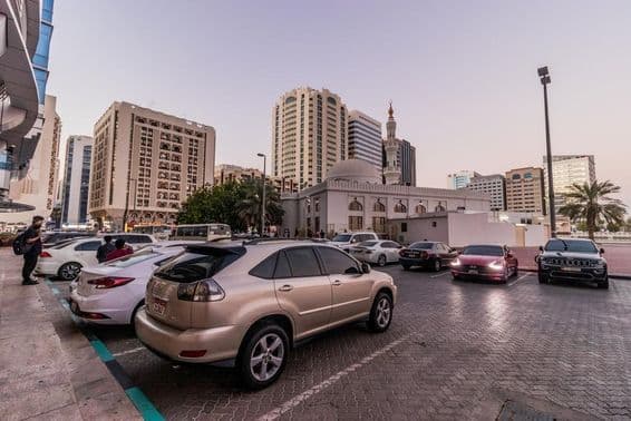 Estacionamento no centro de Abu Dhabi, Emirados Árabes Unidos.