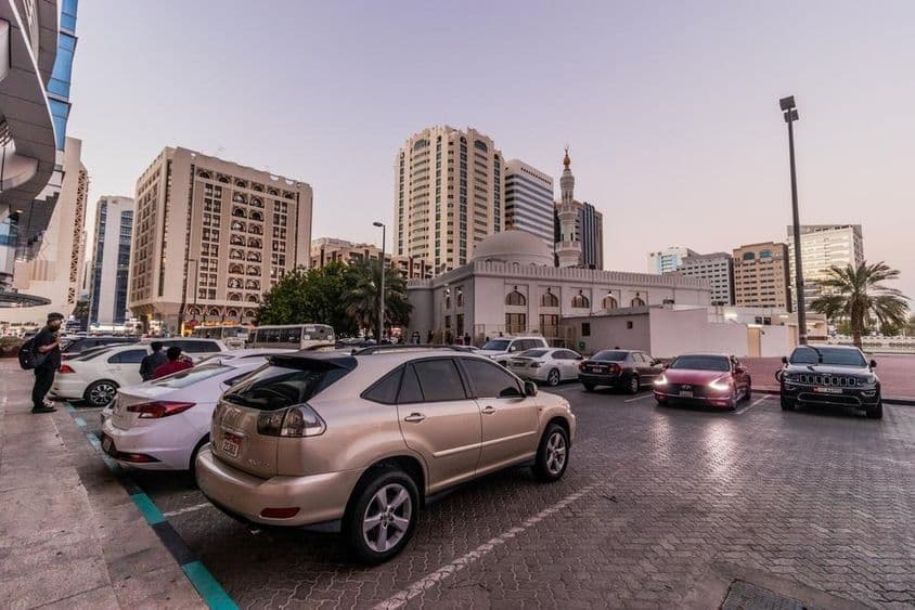 Estacionamento no centro de Abu Dhabi, Emirados Árabes Unidos.