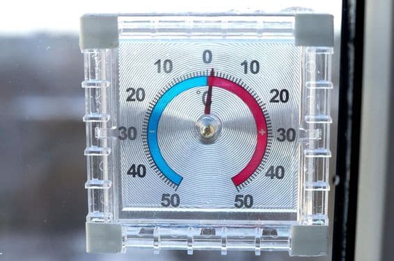 Um termômetro quadrado ao ar livre mostrando 1 grau Celsius.