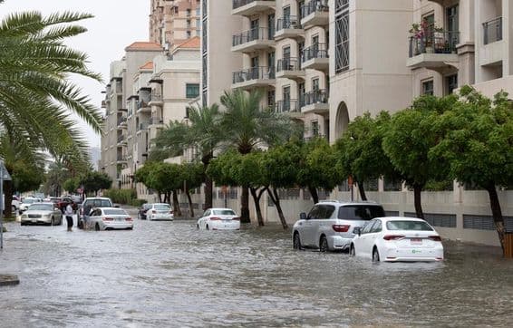 Inundação em Dubai durante uma tempestade pesada.