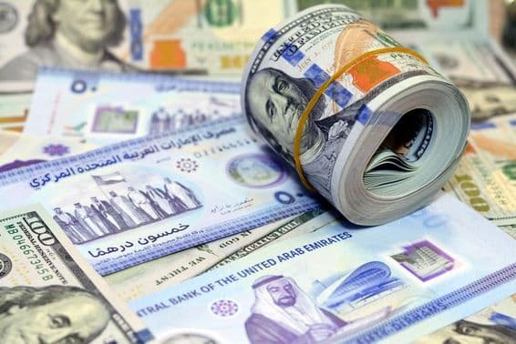 Notas de dinheiro americano de 100 dólares e dirhams.