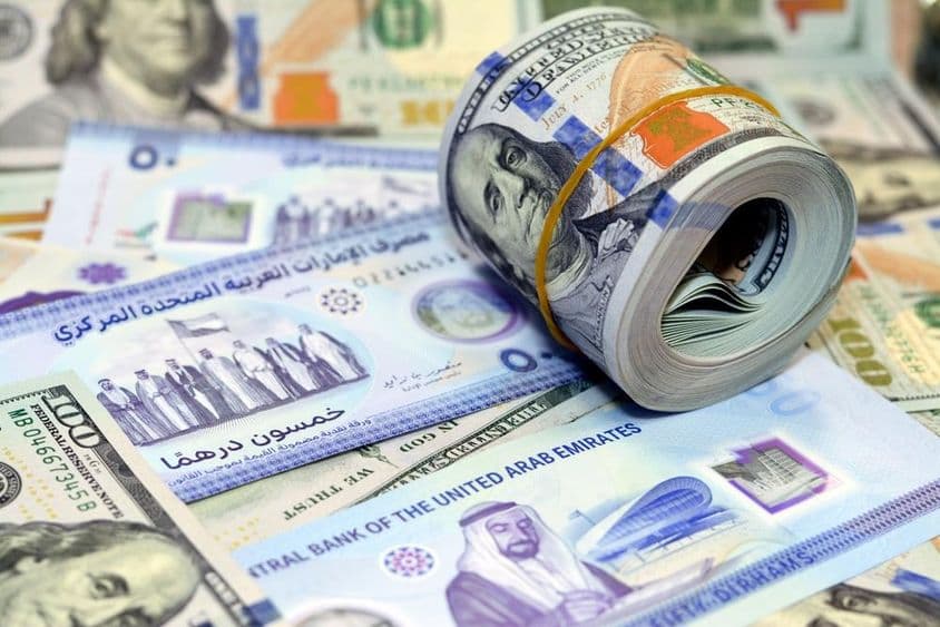 Notas de dinheiro americano de 100 dólares e dirhams.