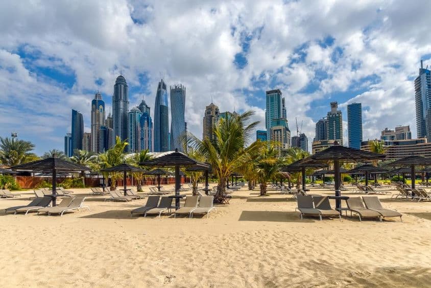 Praia de Jumeirah com vista para o horizonte da Marina de Dubai.
