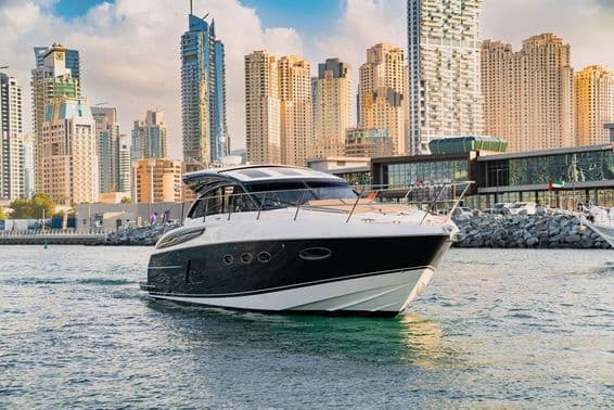 Um iate de luxo em Dubai com horizonte e arranha-céus