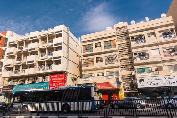 Edifícios no bairro antigo de Dubai, distrito Al Fahidi, Bur Dubai.