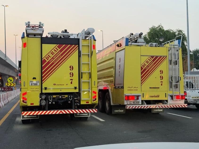 Defesa civil de Dubai, caminhões de bombeiros.