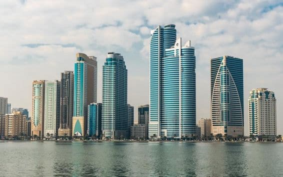 Arranha-céus da cidade de Sharjah, Emirados Árabes Unidos.