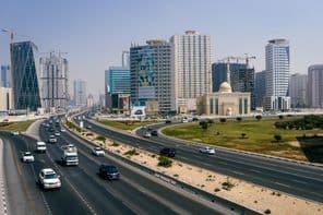 Vista da cidade e rodovia.