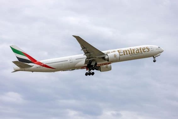 Emirates Boeing 777-31H-ER decolando.