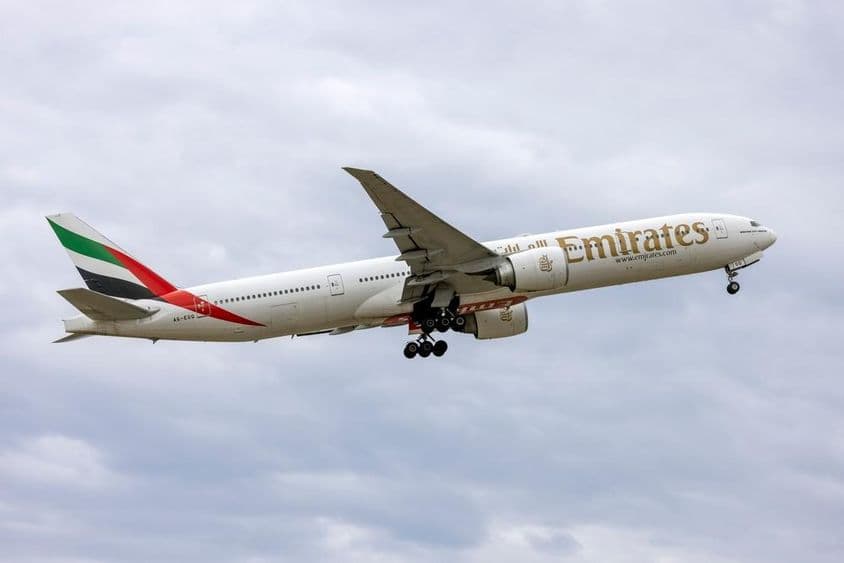 Emirates Boeing 777-31H-ER decolando.