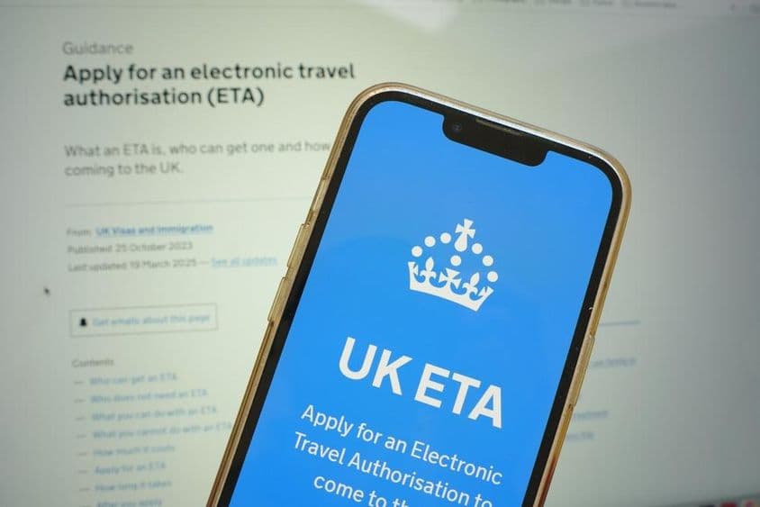 Telefone celular mostrando o processo de inscrição para Autorização Eletrônica de Viagem (ETA) do Reino Unido.