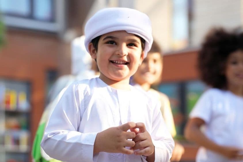Estudante árabe do Oriente Médio em uma escola.
