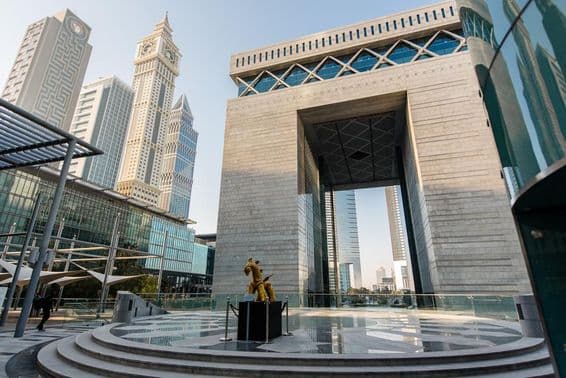 O portão principal do DIFC (Centro Financeiro Internacional de Dubai).