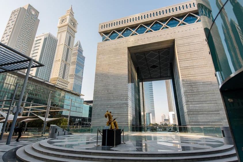 O portão principal do DIFC (Centro Financeiro Internacional de Dubai).