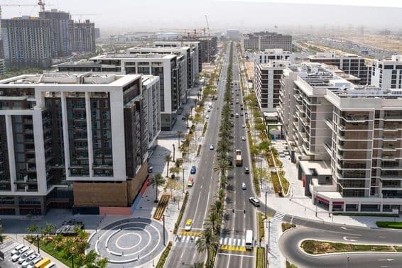 Prédios de Dubai Hills Estate e Parque Hills com estradas.