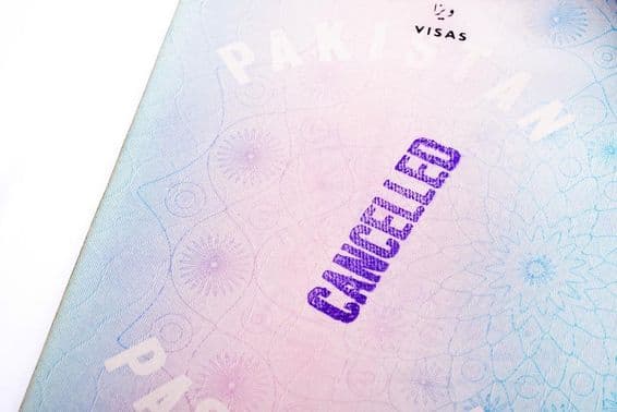 Carimbo sem visto em página antiga de passaporte paquistanês.