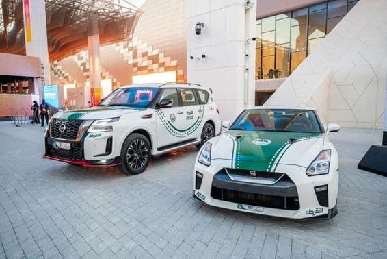 Carros da polícia de Dubai exibidos na Expo2020.