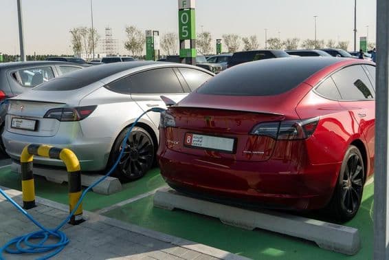 Dubai, Emirados Árabes Unidos, estação de carregamento Tesla para veículos elétricos.