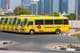 Linha de ônibus escolares amarelos de Dubai estacionados do lado de fora.