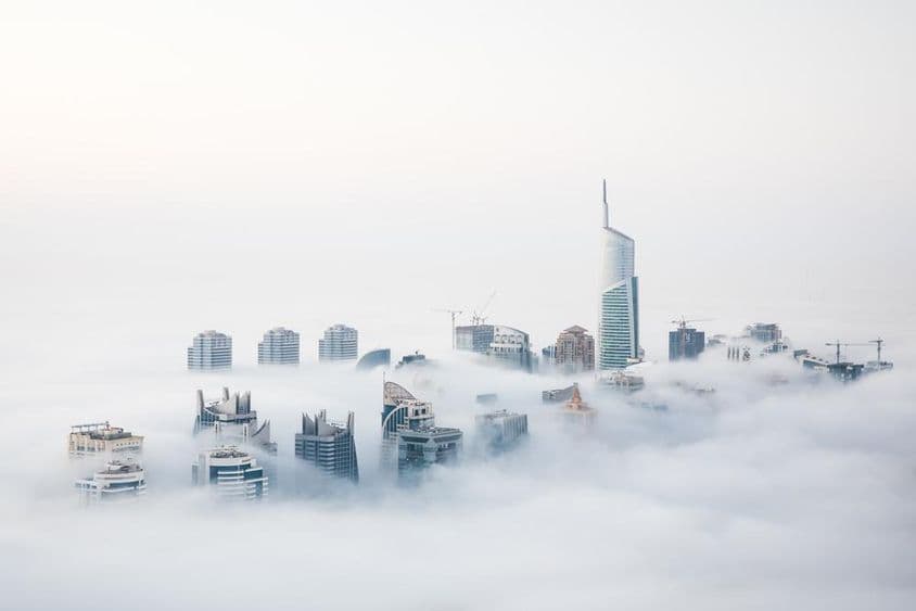 Quando o ar frio do deserto encontra o ar quente do oceano no início do inverno em Dubai.