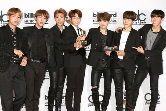BTS na sala de imprensa do Billboard Awards de 2017.