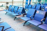 Filas de assentos em uma área de espera no aeroporto.