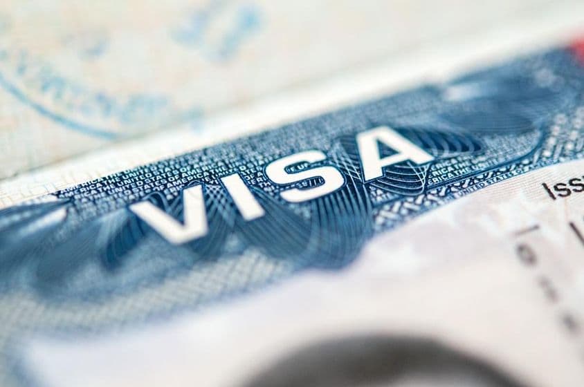 Visto americano carimbado em uma página de passaporte.