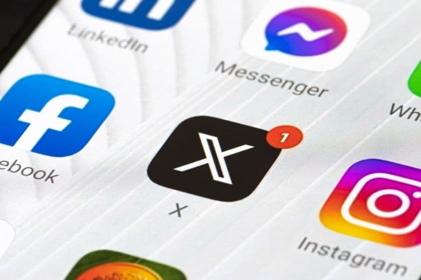 Logo do Twitter ou X com a letra inicial e app no smartphone.