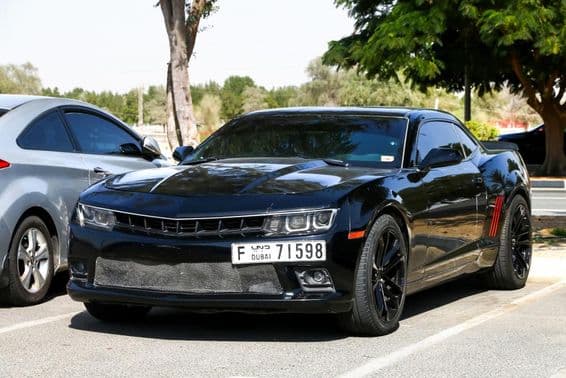 Um Chevrolet Camaro em uma rua da cidade.