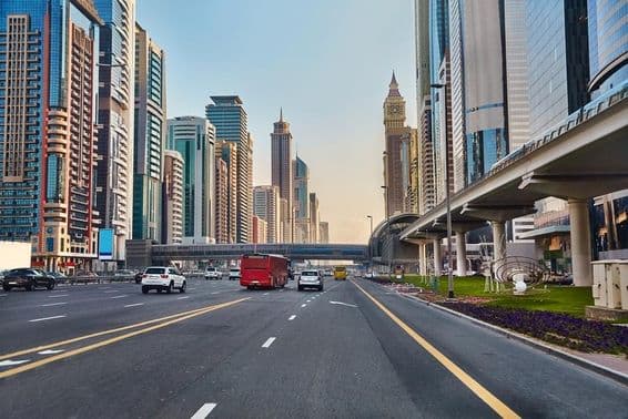 Estrada de Dubai no centro da cidade.