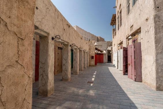 Cidade antiga de Dubai com casa tradicional.